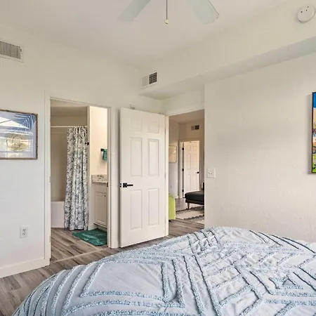 Airy Fort Myers Condo About 4 Mi To Beach!